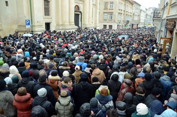 Тисячі людей прийшли до храму у Львові, аби попрощатися з Кузьмою «Скрябіним» (Відео) — фото 1