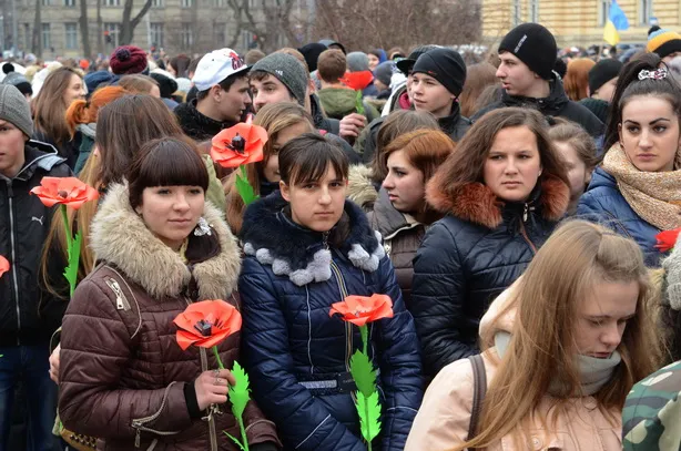 У Львові близько 5 тисяч студентів пройшли тихою ходою на честь Небесної сотні (фоторепортаж) + (відео) — фото 2