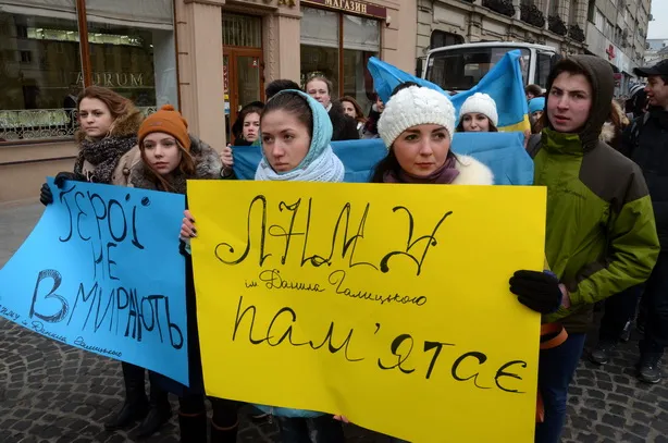 У Львові близько 5 тисяч студентів пройшли тихою ходою на честь Небесної сотні (фоторепортаж) + (відео) — фото 11