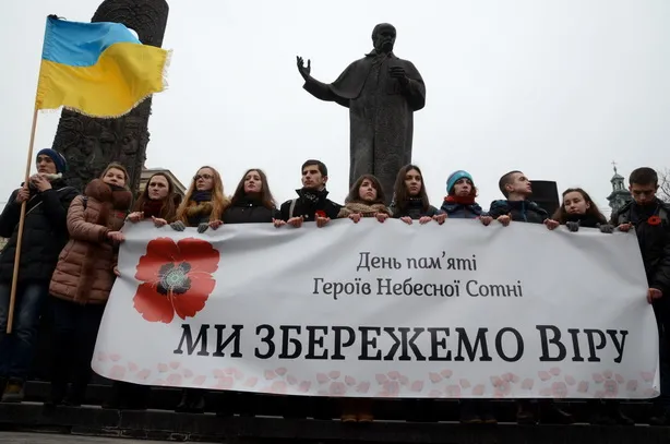 У Львові близько 5 тисяч студентів пройшли тихою ходою на честь Небесної сотні (фоторепортаж) + (відео) — фото 12