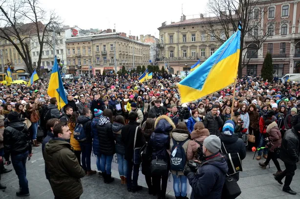 У Львові близько 5 тисяч студентів пройшли тихою ходою на честь Небесної сотні (фоторепортаж) + (відео) — фото 13