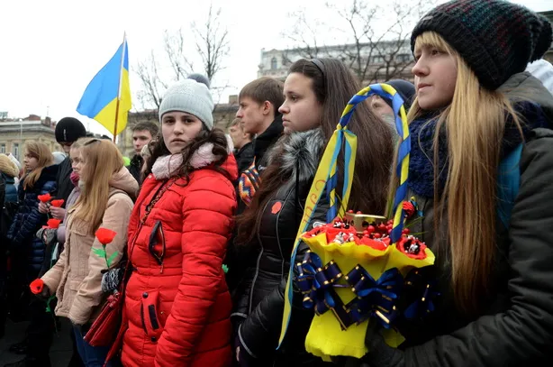 У Львові близько 5 тисяч студентів пройшли тихою ходою на честь Небесної сотні (фоторепортаж) + (відео) — фото 14