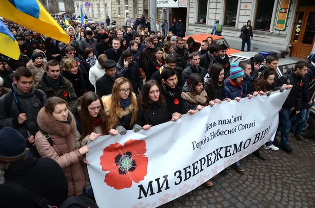 У Львові близько 5 тисяч студентів пройшли тихою ходою на честь Небесної сотні (фоторепортаж) + (відео) — фото 4