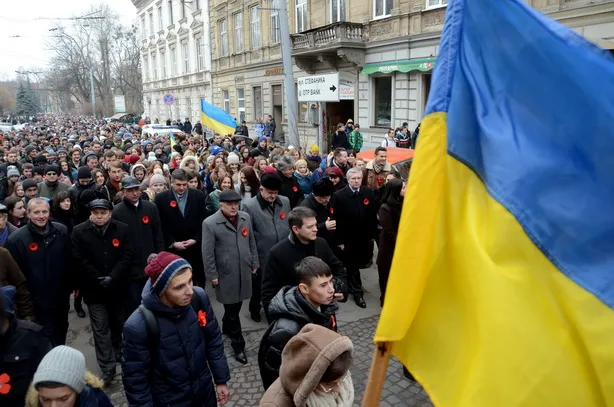 У Львові близько 5 тисяч студентів пройшли тихою ходою на честь Небесної сотні (фоторепортаж) + (відео) — фото 5