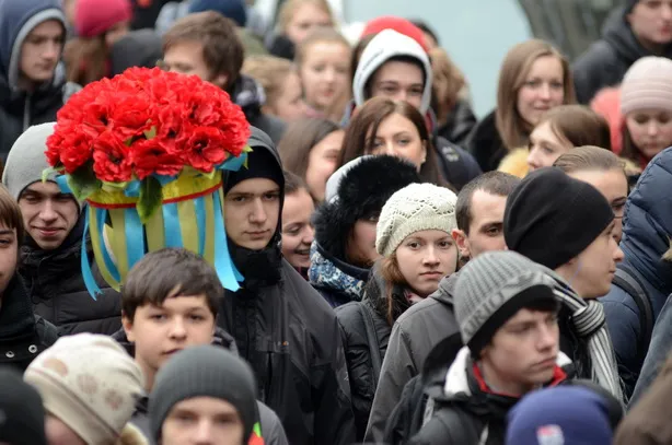 У Львові близько 5 тисяч студентів пройшли тихою ходою на честь Небесної сотні (фоторепортаж) + (відео) — фото 6