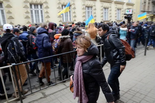 У Львові близько 5 тисяч студентів пройшли тихою ходою на честь Небесної сотні (фоторепортаж) + (відео) — фото 7
