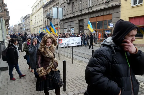 У Львові близько 5 тисяч студентів пройшли тихою ходою на честь Небесної сотні (фоторепортаж) + (відео) — фото 8
