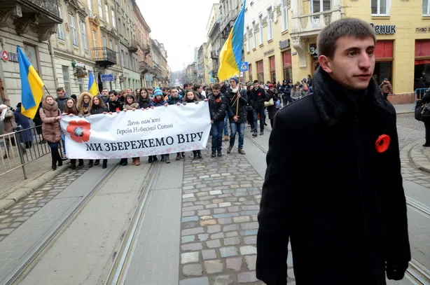 У Львові близько 5 тисяч студентів пройшли тихою ходою на честь Небесної сотні (фоторепортаж) + (відео) — фото 9