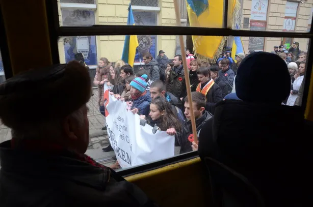 У Львові близько 5 тисяч студентів пройшли тихою ходою на честь Небесної сотні (фоторепортаж) + (відео) — фото 10
