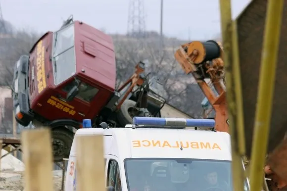 На будівництві внаслідок падіння крану загинула людина (фото) — фото 2
