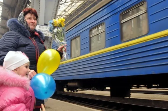 У Львові зустріли близько ста львівських прикордонників, що виконували завдання в зоні АТО (фоторепортаж) — фото 1