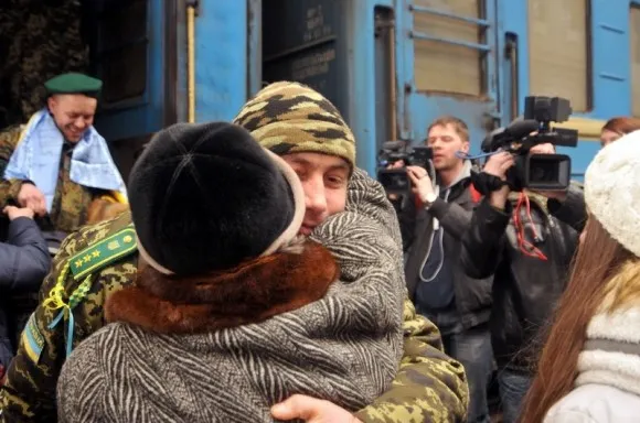 У Львові зустріли близько ста львівських прикордонників, що виконували завдання в зоні АТО (фоторепортаж) — фото 2