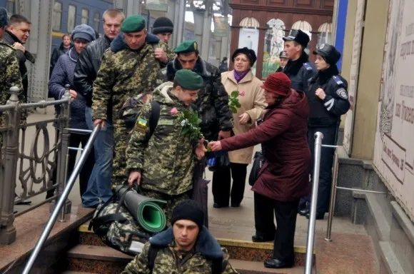 У Львові зустріли близько ста львівських прикордонників, що виконували завдання в зоні АТО (фоторепортаж) — фото 12