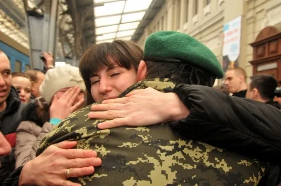 У Львові зустріли близько ста львівських прикордонників, що виконували завдання в зоні АТО (фоторепортаж) — фото 4