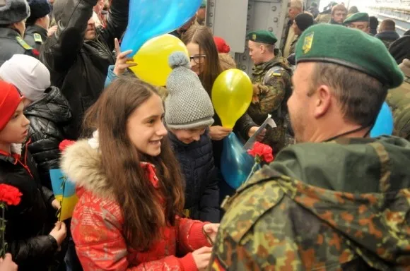 У Львові зустріли близько ста львівських прикордонників, що виконували завдання в зоні АТО (фоторепортаж) — фото 5