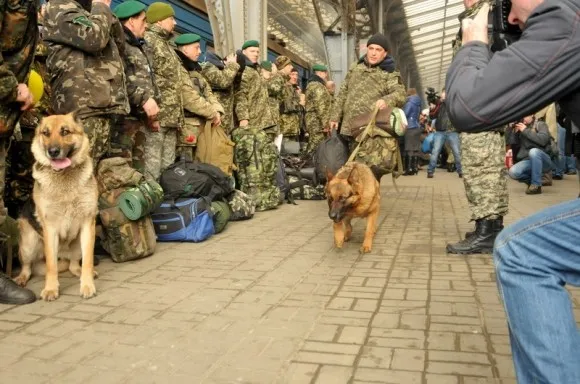 У Львові зустріли близько ста львівських прикордонників, що виконували завдання в зоні АТО (фоторепортаж) — фото 6