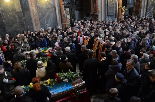 Львів попрощався із медиками, які загинули в зоні АТО (фоторепортаж) + (відео) — фото 3