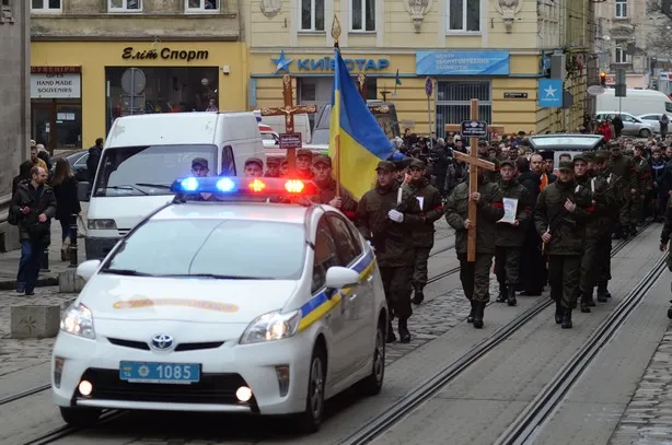 Львів попрощався із медиками, які загинули в зоні АТО (фоторепортаж) + (відео) — фото 5