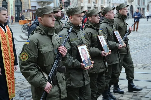 Львів попрощався із медиками, які загинули в зоні АТО (фоторепортаж) + (відео) — фото 6