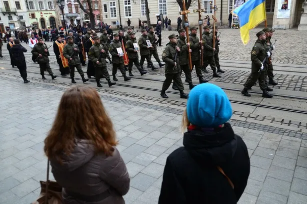 Львів попрощався із медиками, які загинули в зоні АТО (фоторепортаж) + (відео) — фото 7