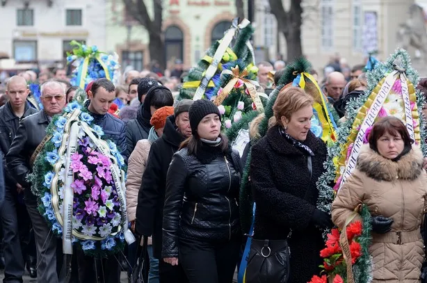 Львів попрощався із медиками, які загинули в зоні АТО (фоторепортаж) + (відео) — фото 9