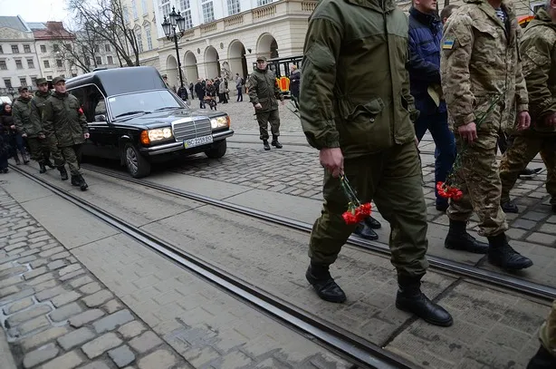 Львів попрощався із медиками, які загинули в зоні АТО (фоторепортаж) + (відео) — фото 10