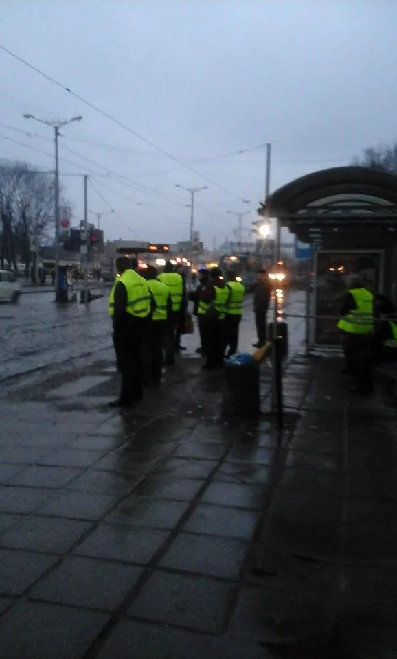 У Львові контролери перевіряють квитки пасажирів трамваїв на зупинках — фото 1