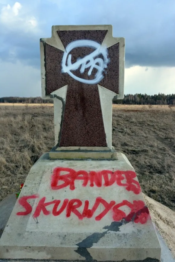 Вандали вчинили наругу над пам'ятником полеглим за незалежність України (фото) — фото 1
