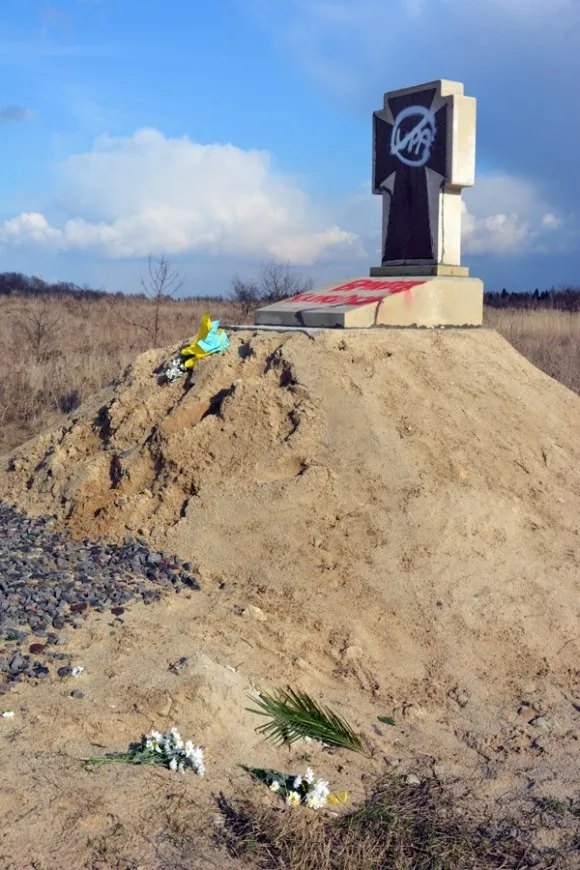 Вандали вчинили наругу над пам'ятником полеглим за незалежність України (фото) — фото 2