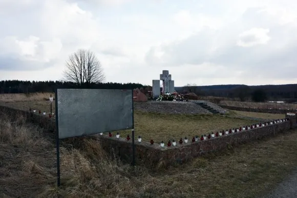 Вандали вчинили наругу над пам'ятником полеглим за незалежність України (фото) — фото 3