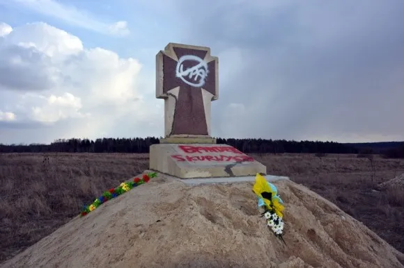 Вандали вчинили наругу над пам'ятником полеглим за незалежність України (фото) — фото 4