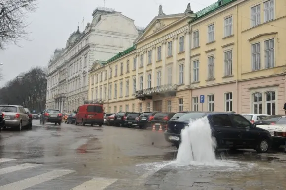 Під облрадою справжній фонтан з каналізації (відео) — фото 1