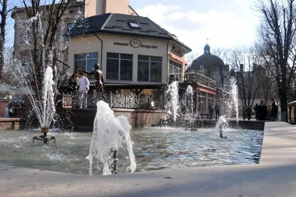 Приватні фонтани у Львові вже струменять, міські - мертві (фото) — фото 2