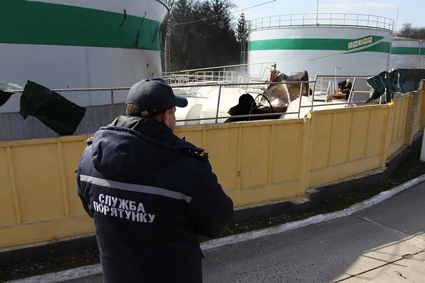 На території Львівського дріжджзаводу вибухнула цистерна, чути запах аміаку (фоторепортаж) + (відео) — фото 8