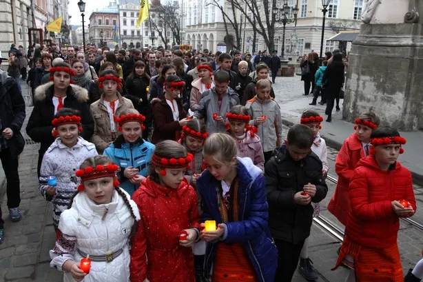 У 16-ту річницю трагічної загибелі В’ячеслава Чорновола львів’яни пройшли пам’ятною ходою (фото) + (відео) — фото 4