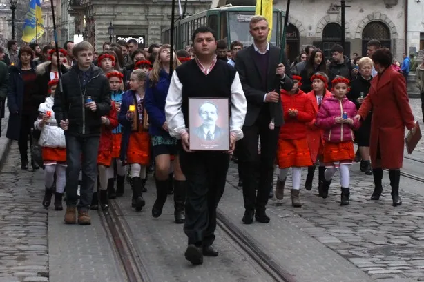 У 16-ту річницю трагічної загибелі В’ячеслава Чорновола львів’яни пройшли пам’ятною ходою (фото) + (відео) — фото 5