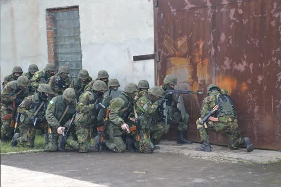 У Львові правоохоронці знешкодили терористів та звільнили заручників (фоторепортаж) + (відео) — фото 15