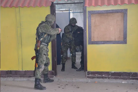 У Львові правоохоронці знешкодили терористів та звільнили заручників (фоторепортаж) + (відео) — фото 16