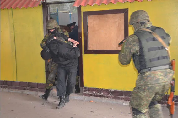 У Львові правоохоронці знешкодили терористів та звільнили заручників (фоторепортаж) + (відео) — фото 9