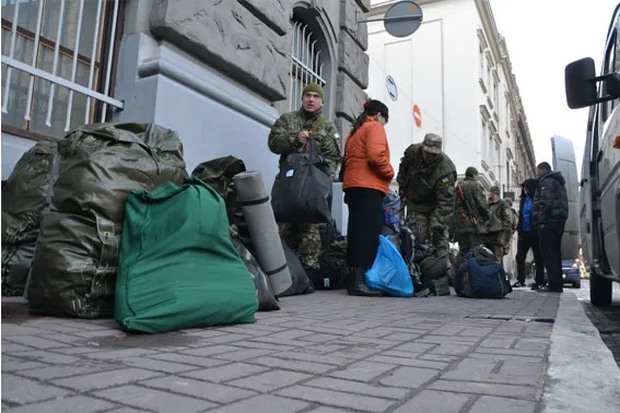 На Львівщину повернувся зведений загін правоохоронців, які протягом місяця несли службу у Донецькій області (фоторепортаж) — фото 4