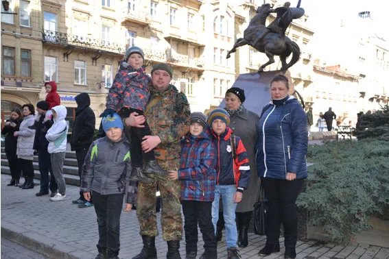 На Львівщину повернувся зведений загін правоохоронців, які протягом місяця несли службу у Донецькій області (фоторепортаж) — фото 8
