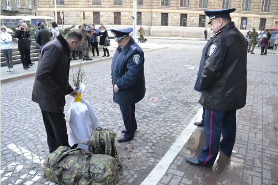 На Львівщину повернувся зведений загін правоохоронців, які протягом місяця несли службу у Донецькій області (фоторепортаж) — фото 9