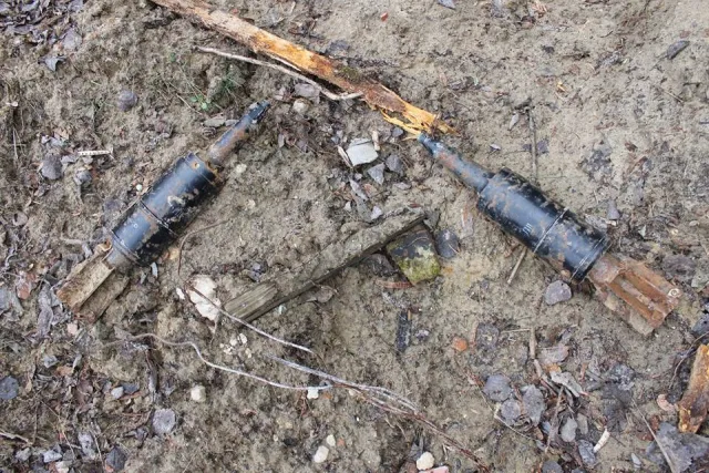У лісі знайшли п'ять артснарядів, один із яких висів на дереві (фото) — фото 3