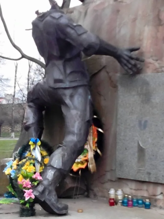 У Львові вдруге постраждав пам’ятник воїнам-афганцям: бронзовому солдату відрізали голову (фото) — фото 1