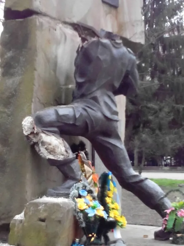 У Львові вдруге постраждав пам’ятник воїнам-афганцям: бронзовому солдату відрізали голову (фото) — фото 2
