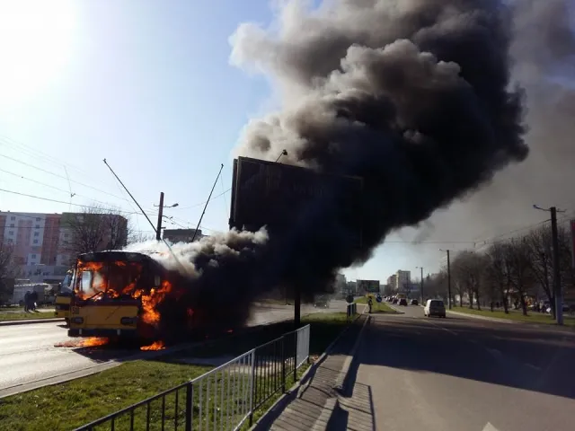 У Львові під час руху загорівся тролейбус (фото) — фото 1