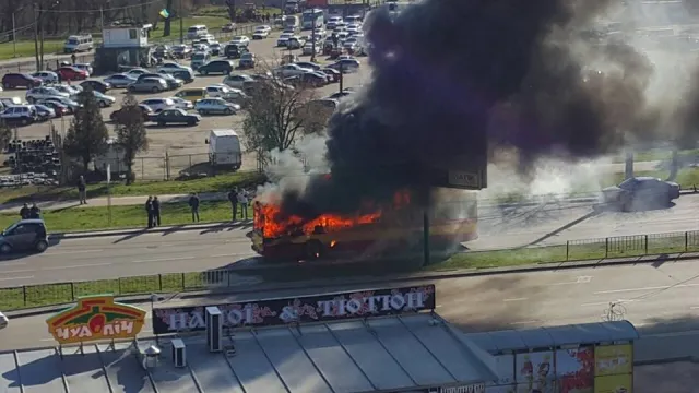 У Львові під час руху загорівся тролейбус (фото) — фото 2