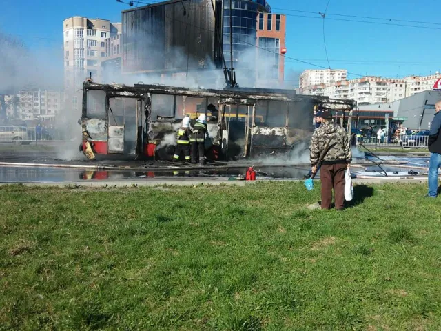 У Львові під час руху загорівся тролейбус (фото) — фото 4