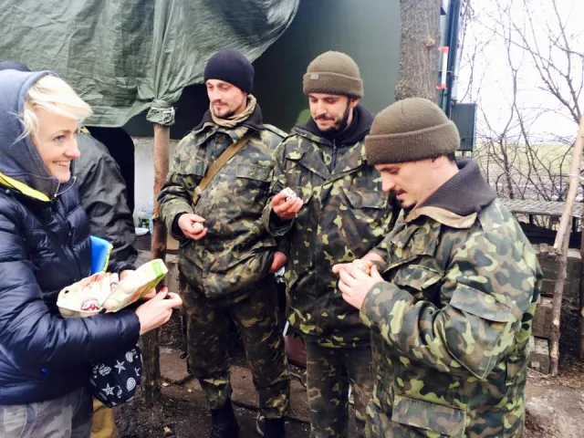 Волонтери повезли бійцям АТО великодні кошики (фото) — фото 1