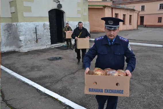 Бійцям АТО відправили мікроавтобус з пасками та іншими великодніми подарунками (фото) — фото 3